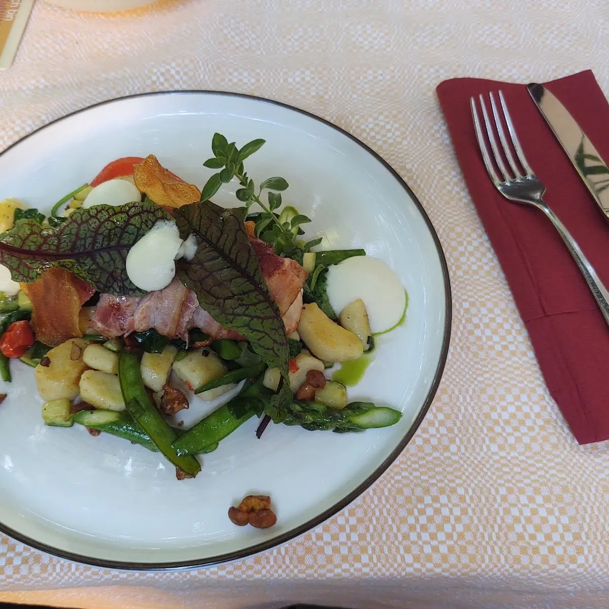Maishendlbrust Mit Salbei Auf Gnocchi