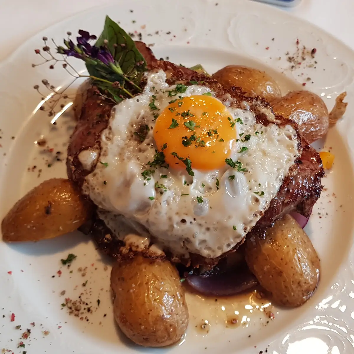 Beiriedschnitte Mit Pfefferrahmsauce Knusprigen Kartoffeln Und Gemüse