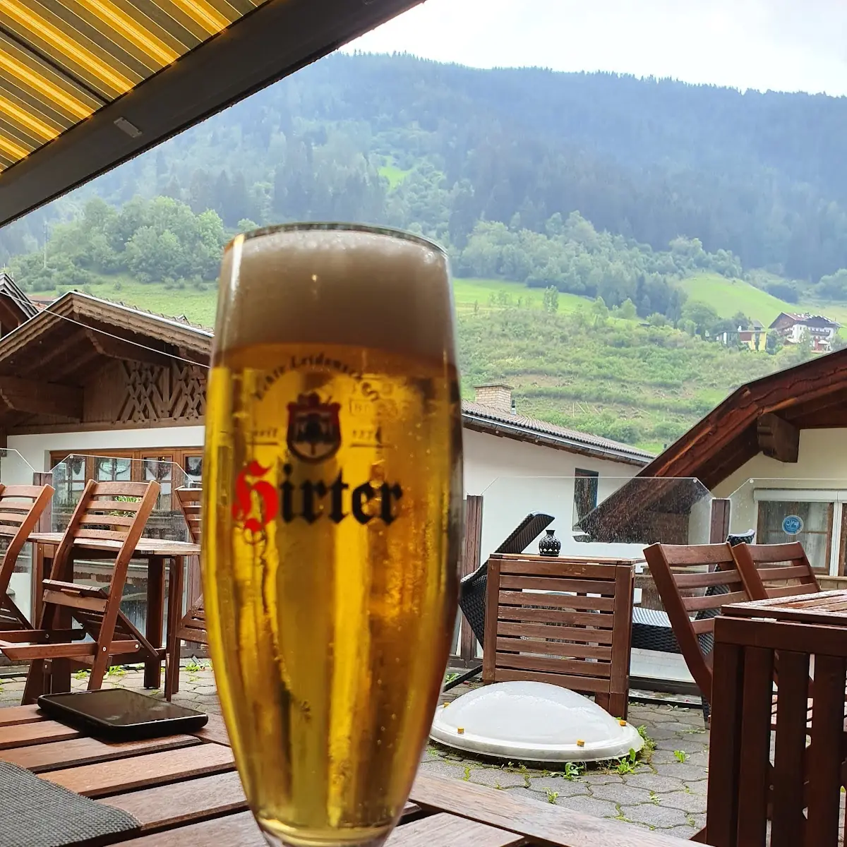 Frisch Gezapftes Bier Vom Fass