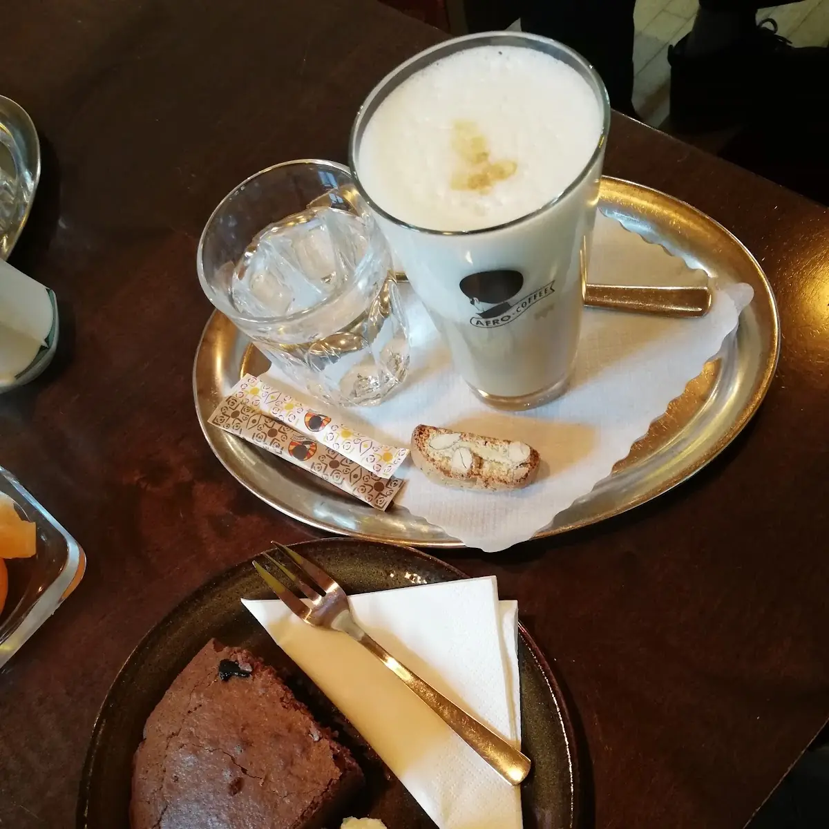 Café Latte Und Brown Kuchen