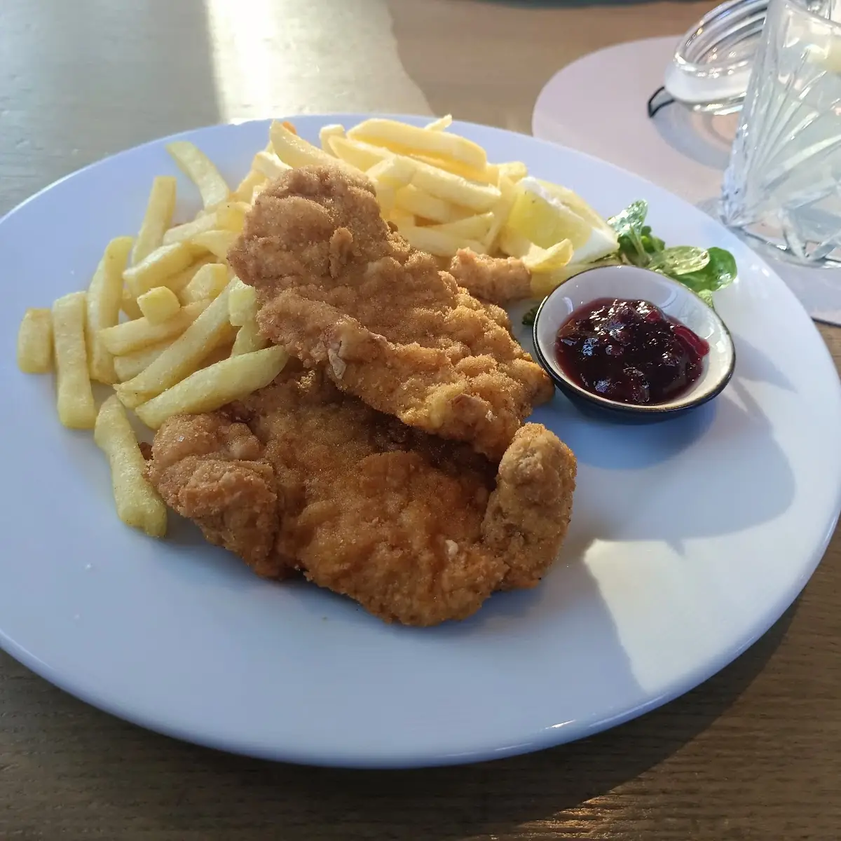 Schnitzel Vom Schwein Wiener Art Mit Pommes Frites