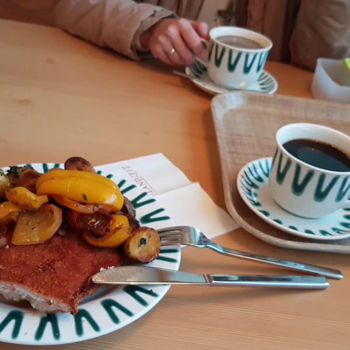 Hähnchen Cordon Bleu Mit Kartoffeln & Paprika Und Kaffee
