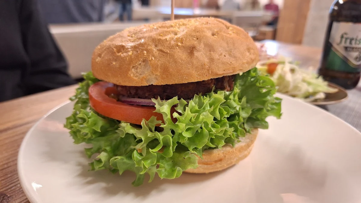 Rindfleischburger Mit Salat