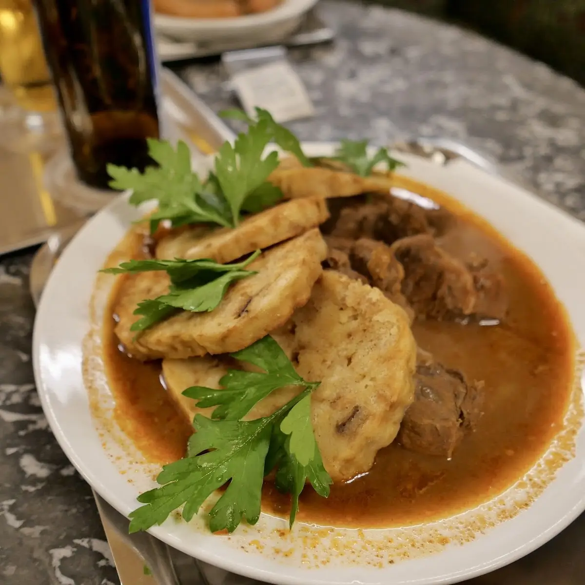 Großes Rindsgulasch Mit Semmelknödeln