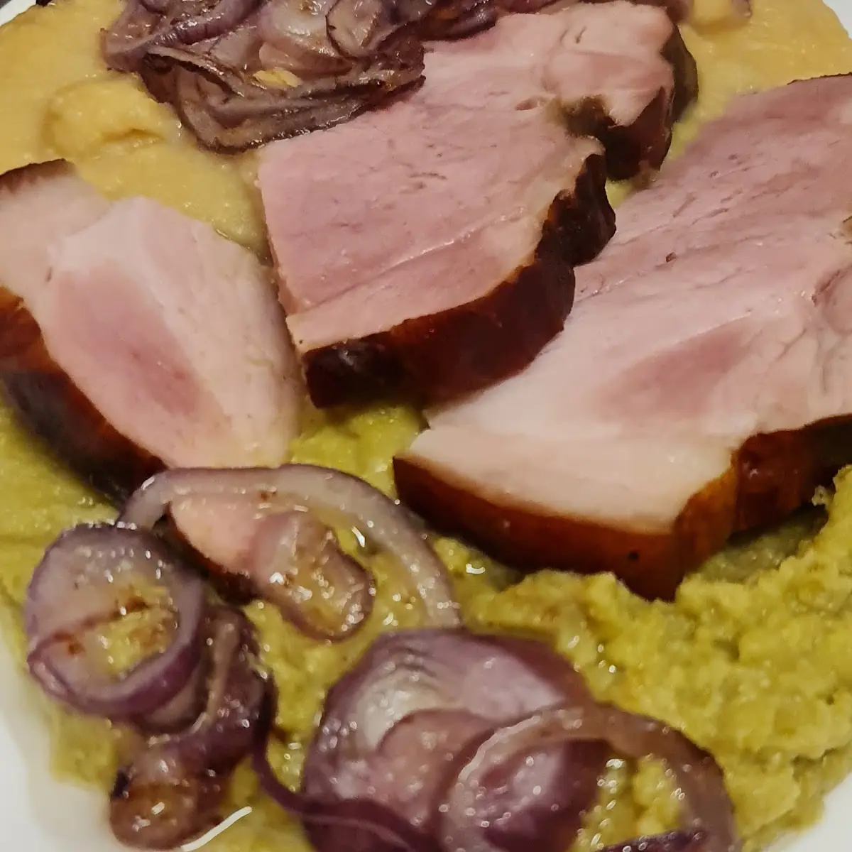 Selchfleisch Mit Erbsenpüree Und Röstzwiebel