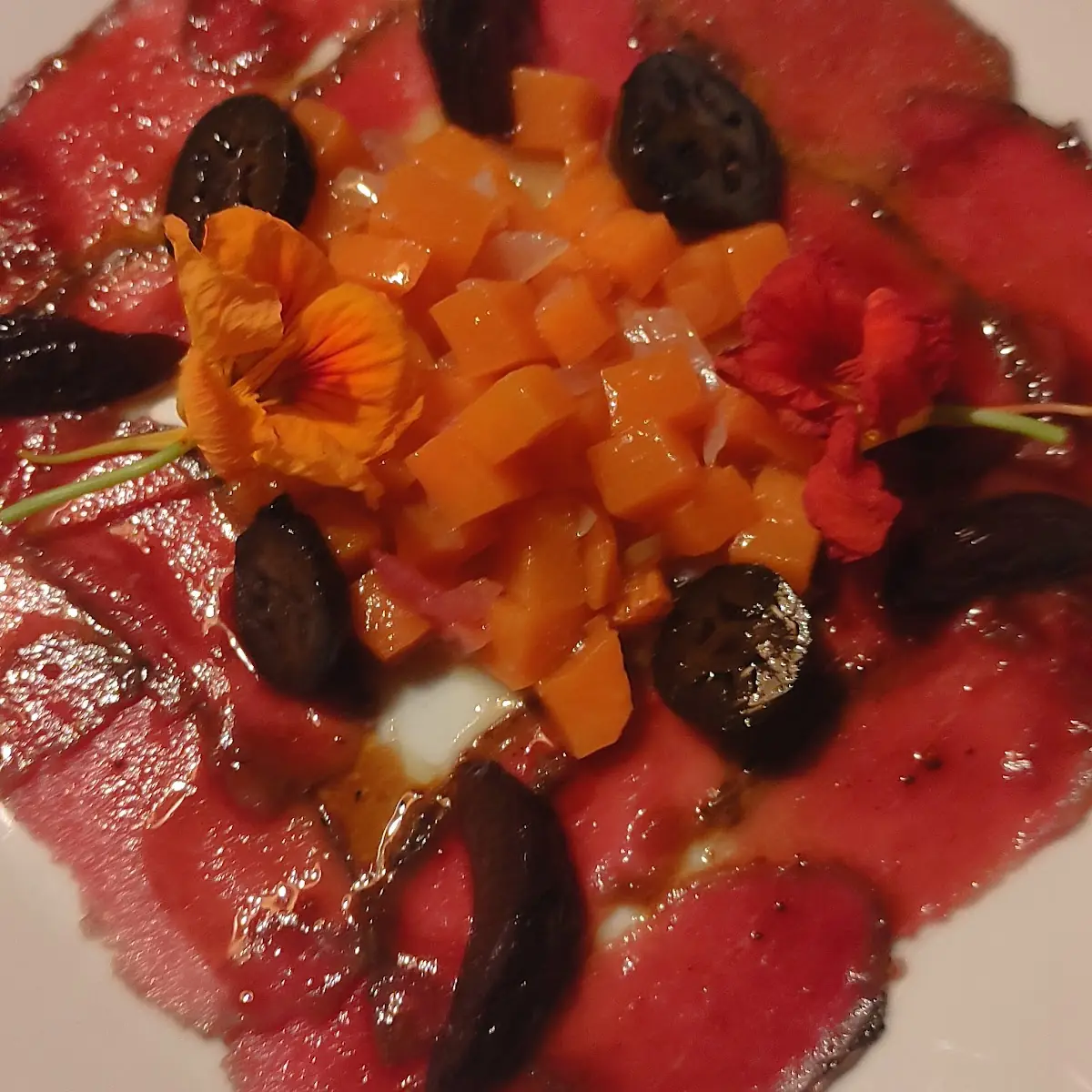 Carpacio Vom Hirsch Mit Eingelegtem Kürbis Und Schwarzen Nüssen