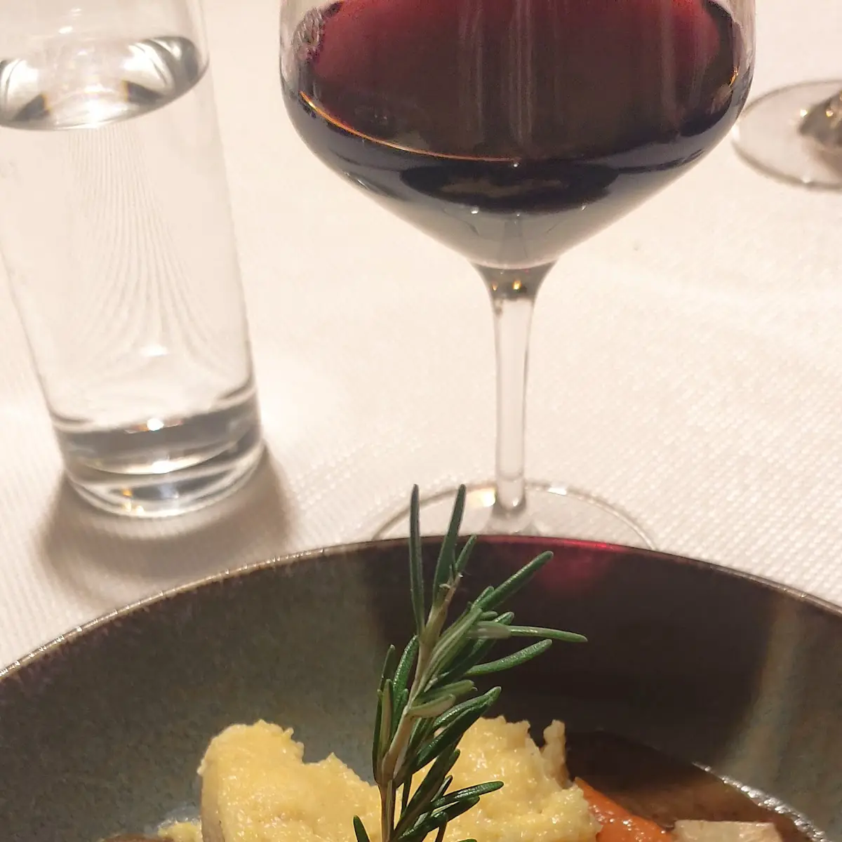 Hirschragout Mit Cremigen Polenta Und Wurzelgemüse