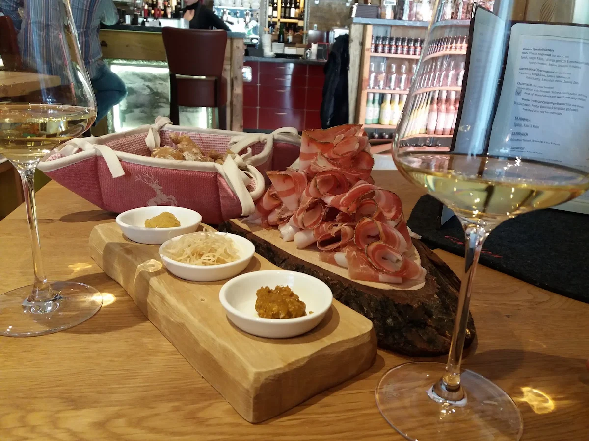 Grüner Ventiler Und Riesling Mit Speckplatte