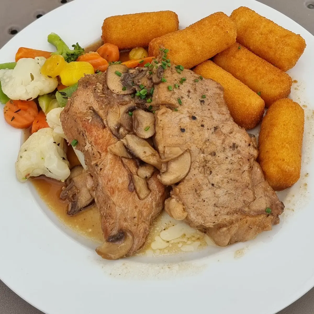 Champignonbraten Mit Kroketten Und Gemüse