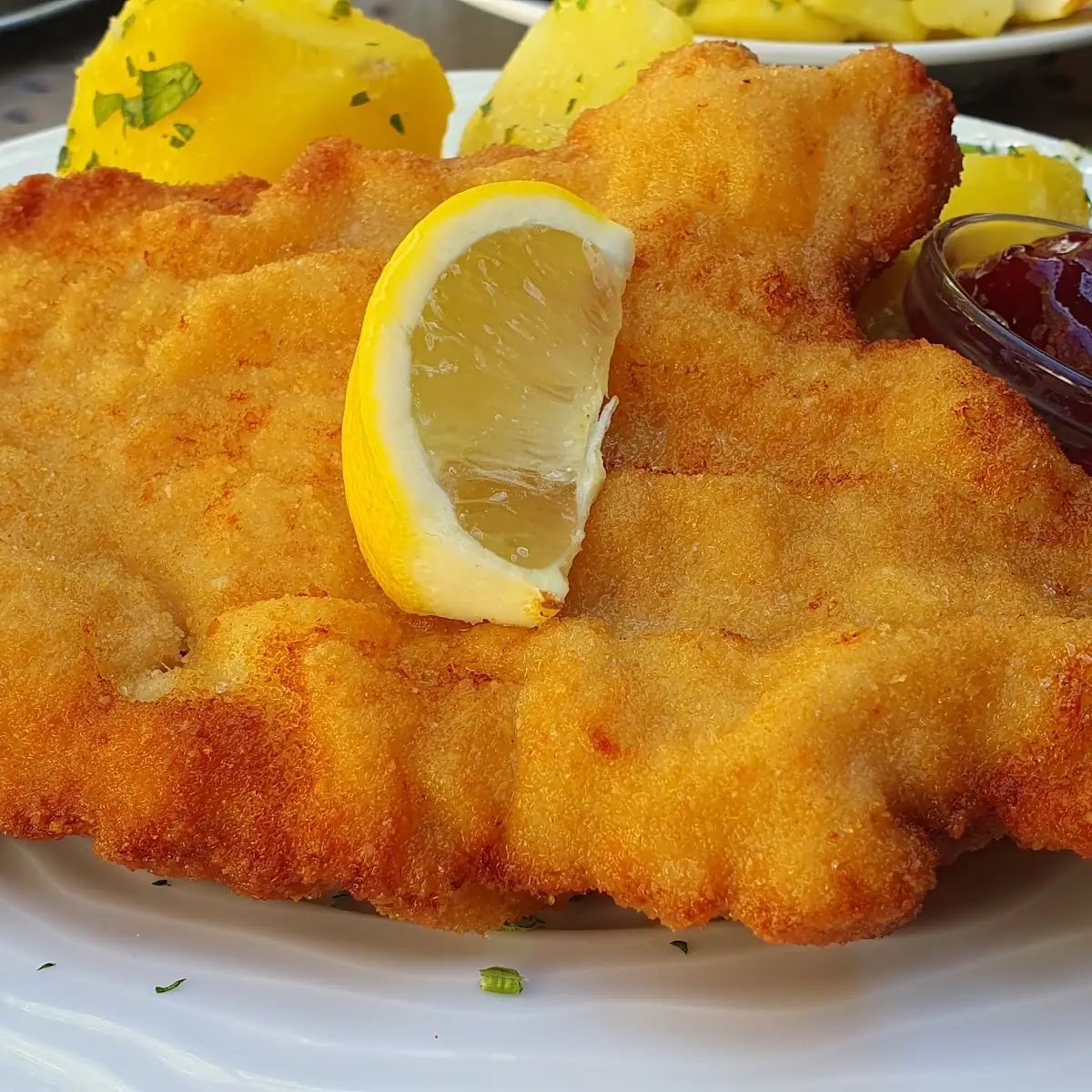 Schnitzerl Mit Einem Gemischten Salat