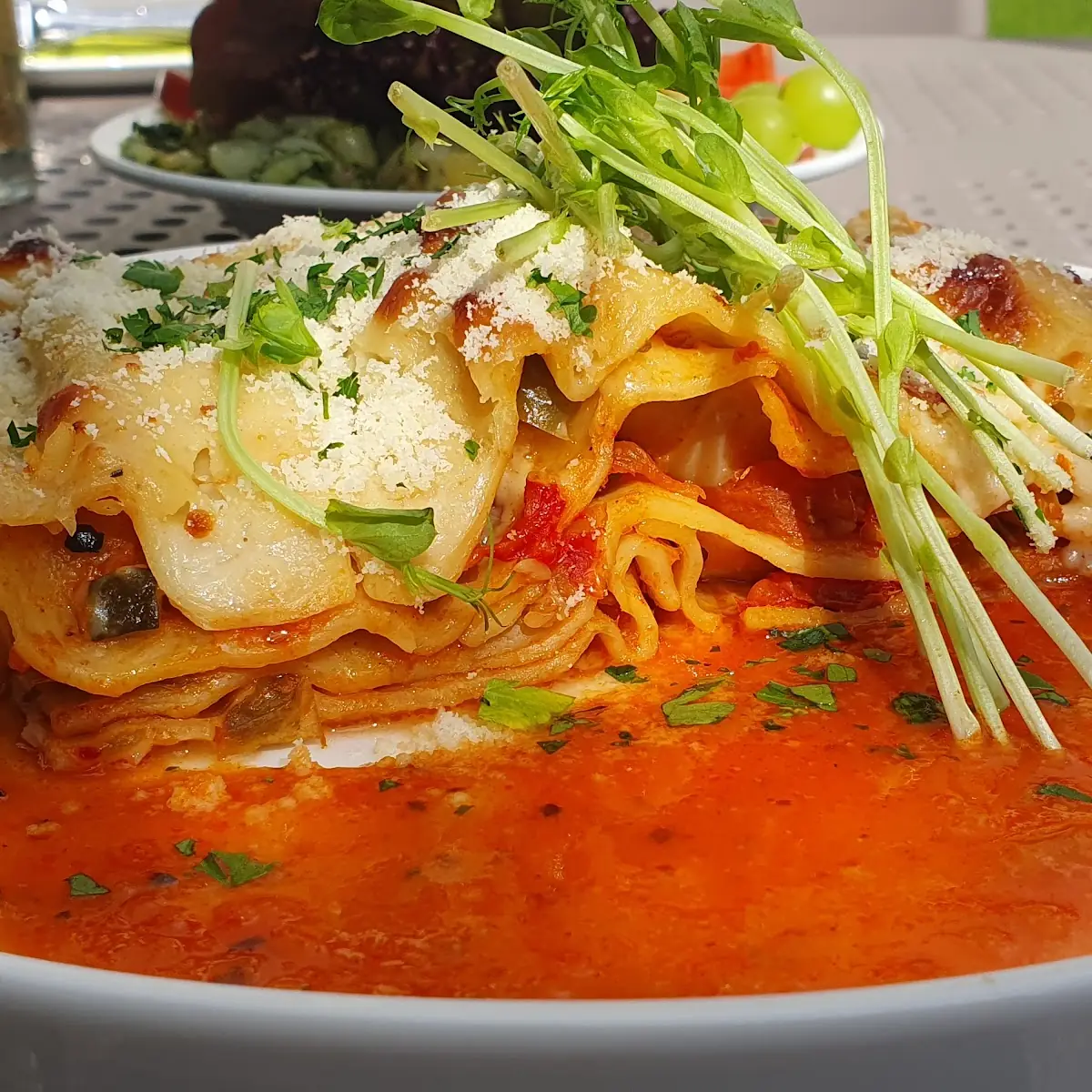 Vegetarische Lasagne Im Lauschigen Gastgarten Ein Genuss