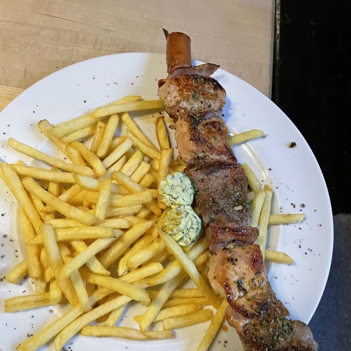 Gemischter Fleisch- Spieß Mit Pommes