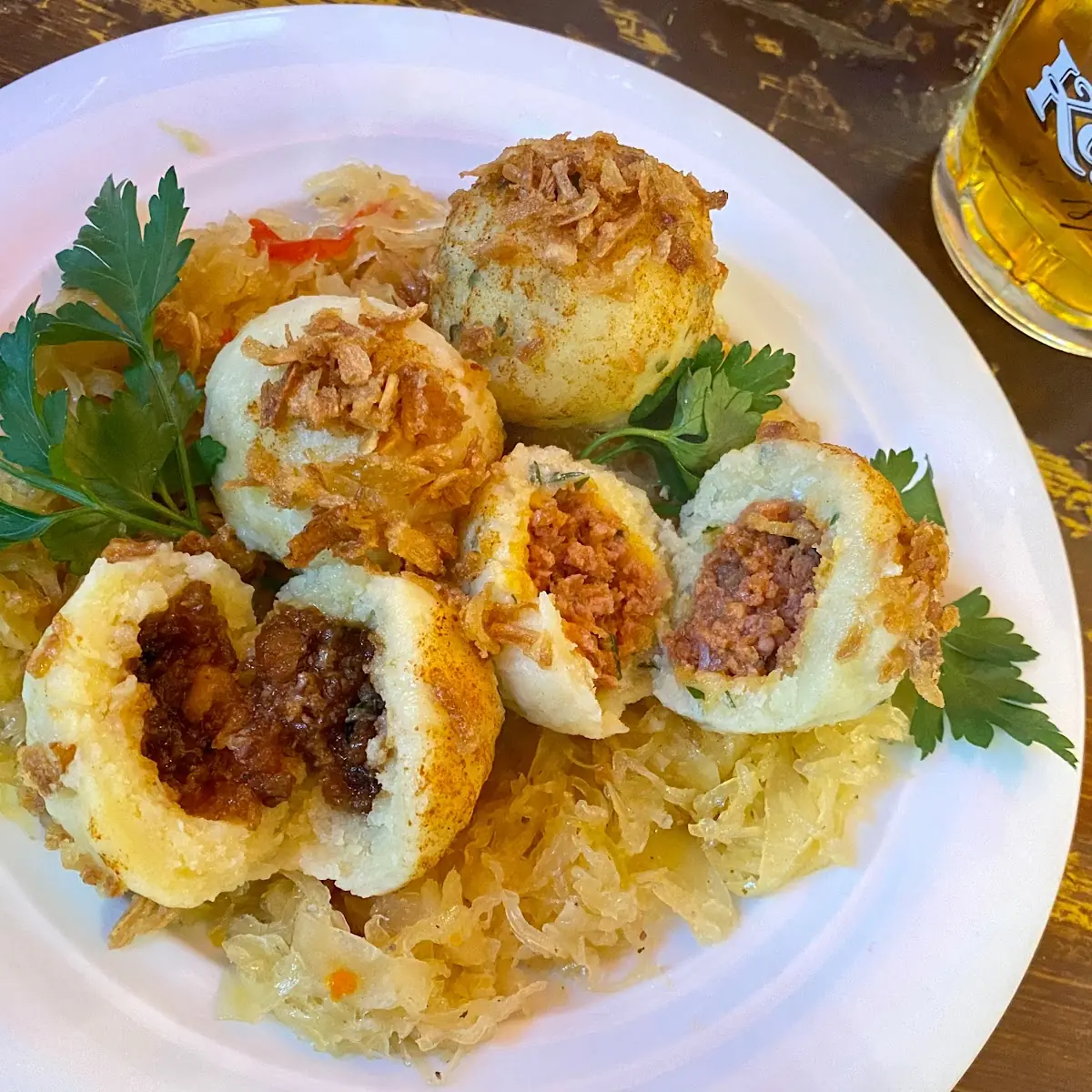 Fleisch Grammelknödel Auf Sauerkraut