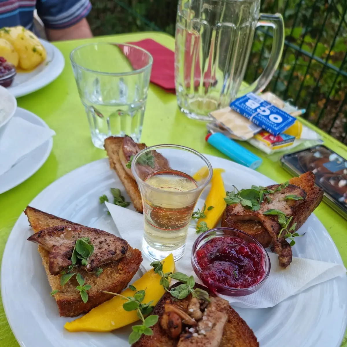 Gänseleber Auf Knoblauchbrot Mit Stamperl Spätlese