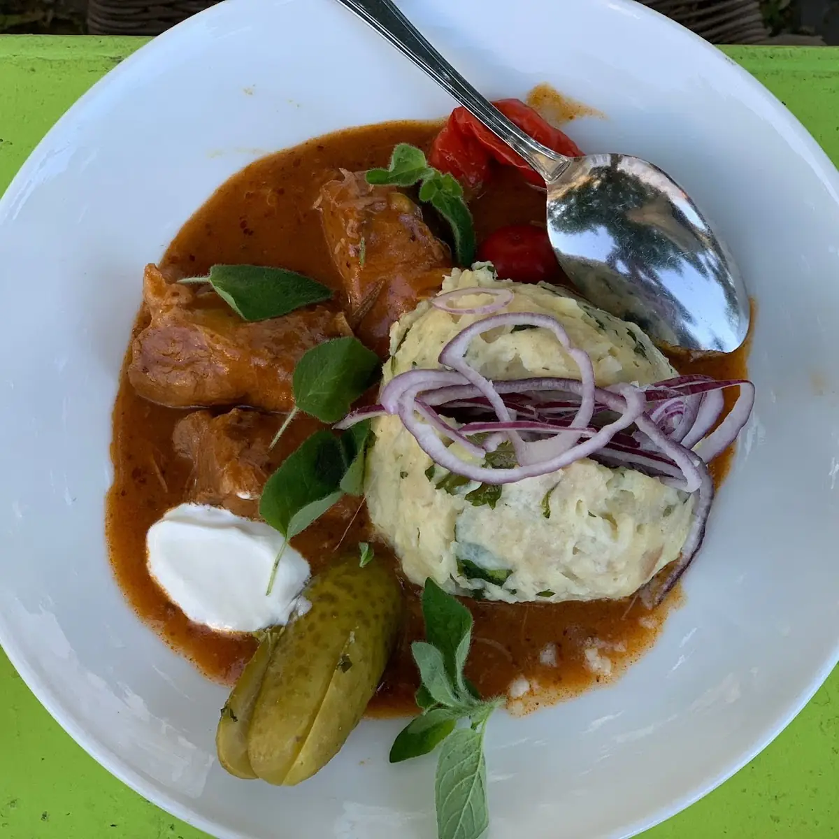Gulasch Mit Hausgemachtem Knödel