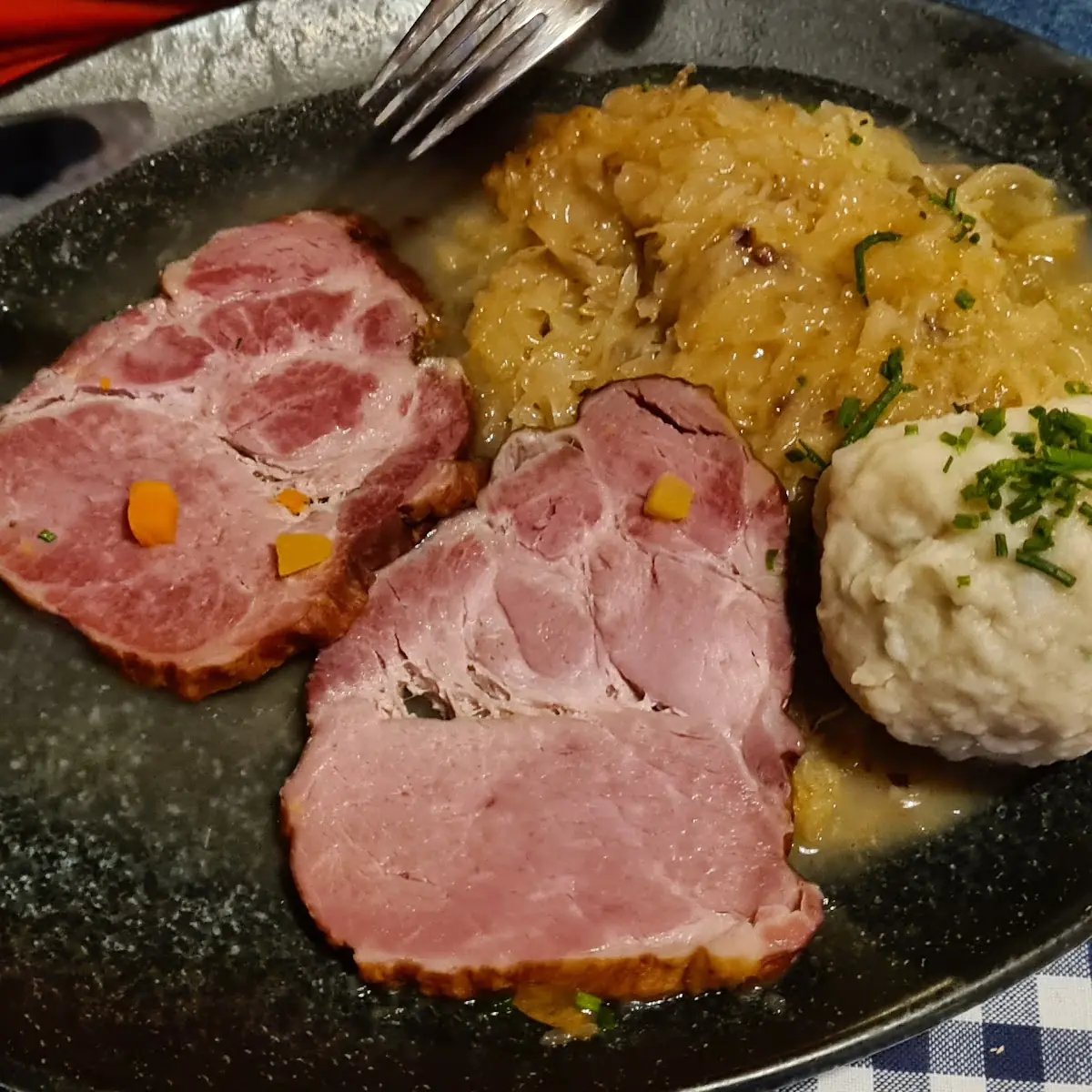 Geselchtes Mit Kraut Und Knödel