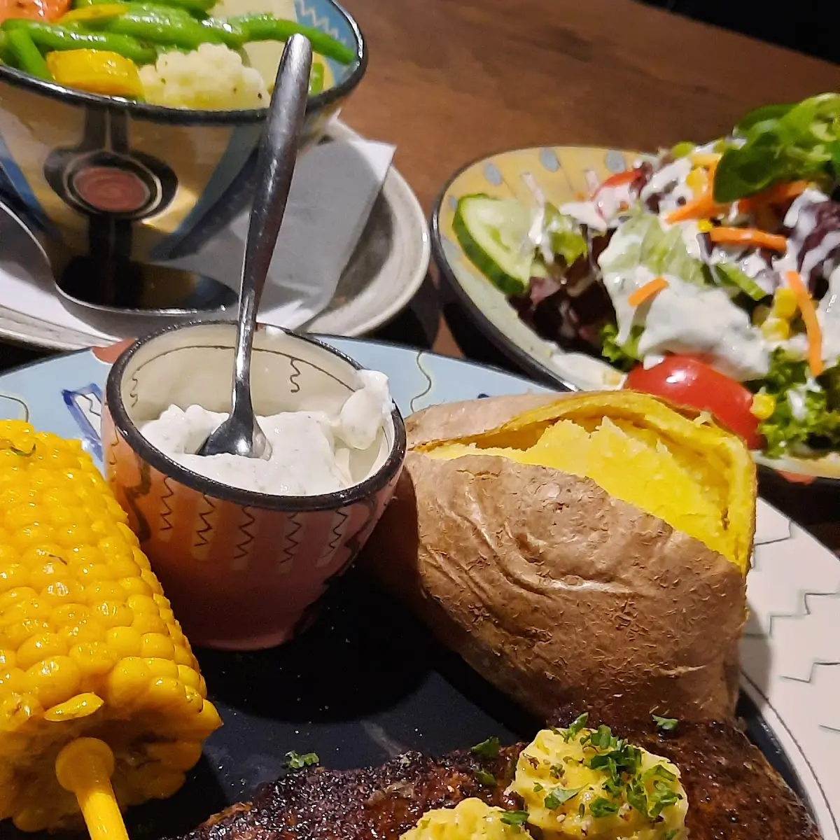 Sirloin Steak Mit Ofenkartoffel Maiskolben Und Gemüse Mit Beilagensalat