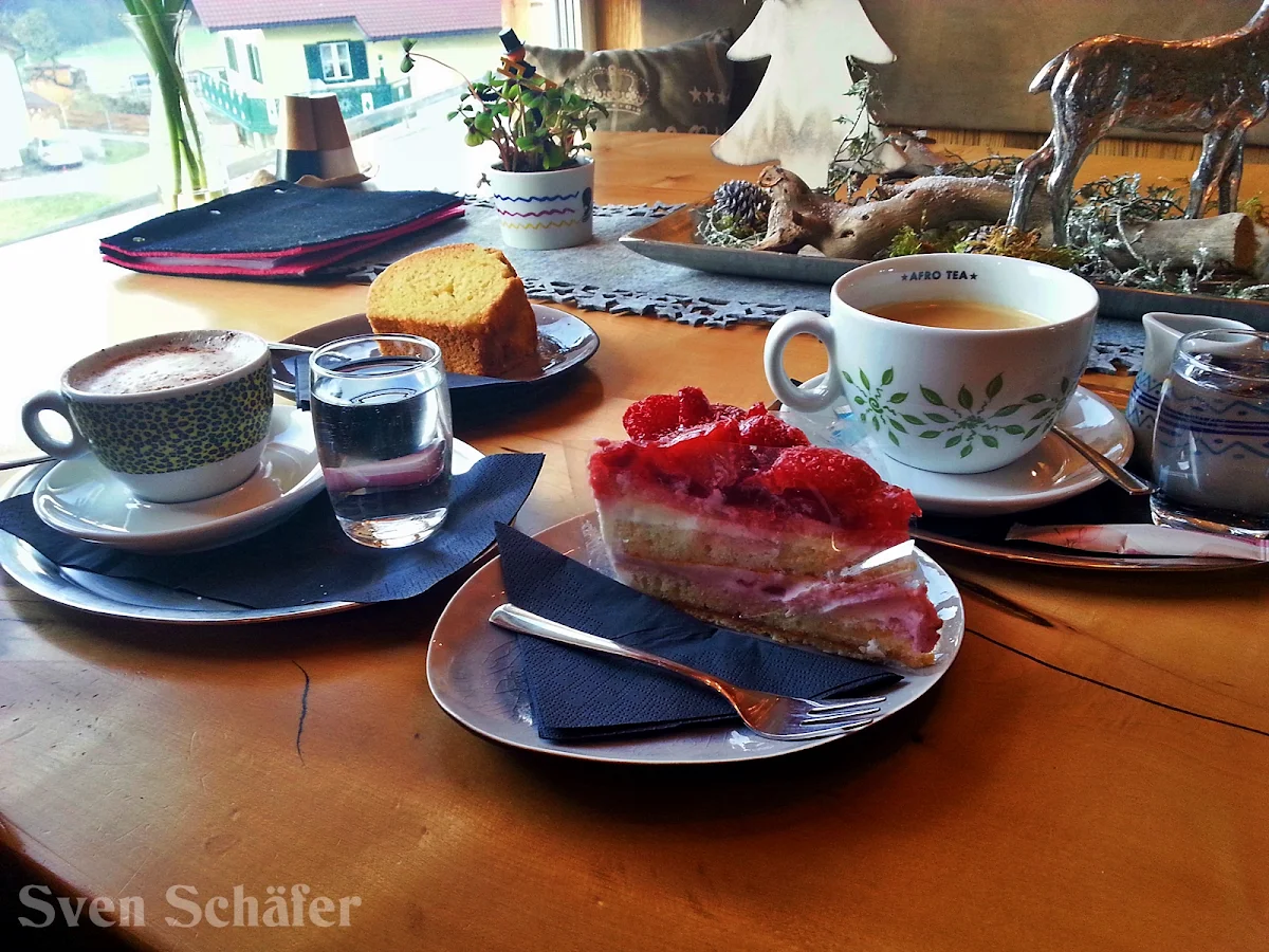 Gugelhupf Und Erdbeertorte