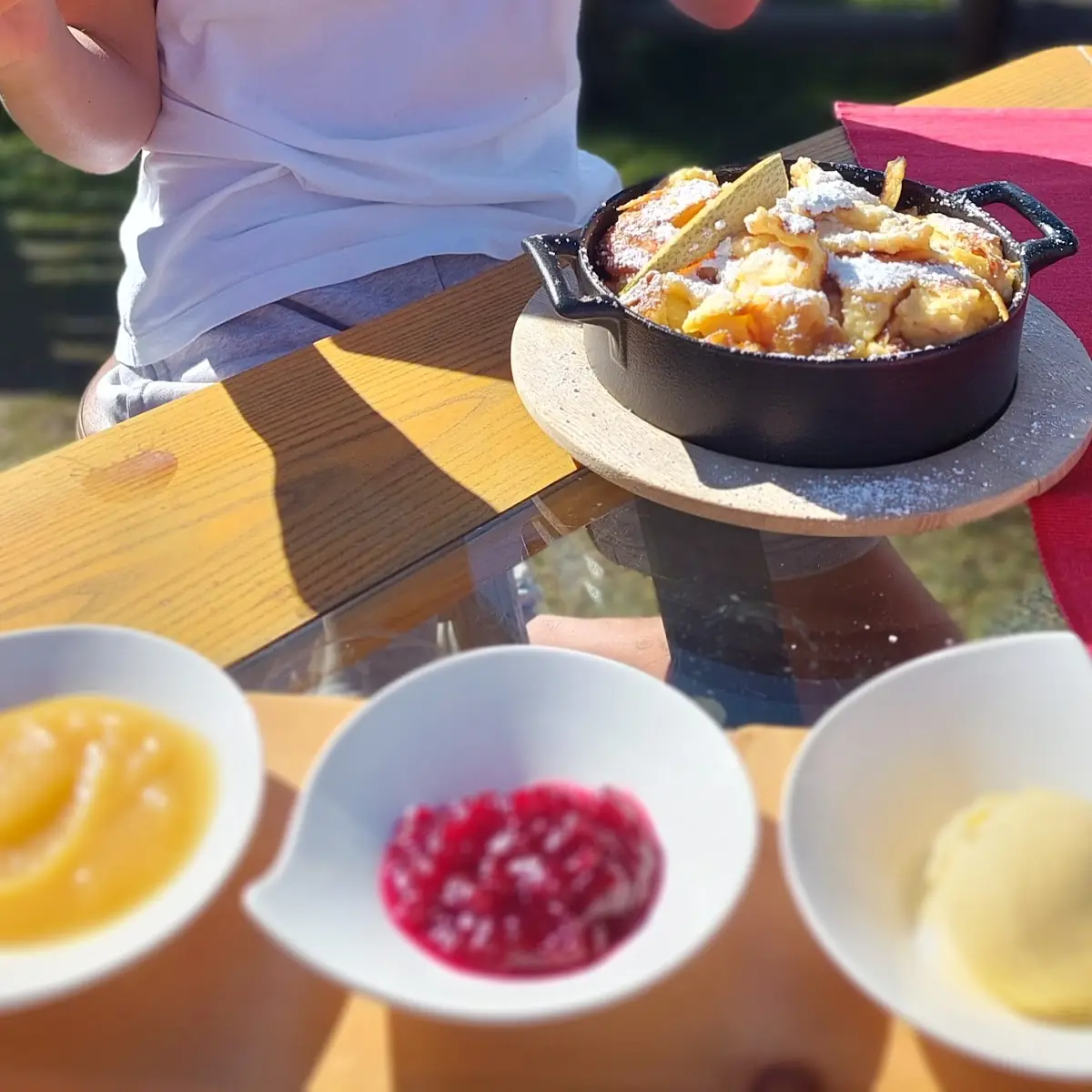Hausgemachter Kaiserschmarren Mit Apfelmus Oder Preiselbeeren Dazu Vanilleeis