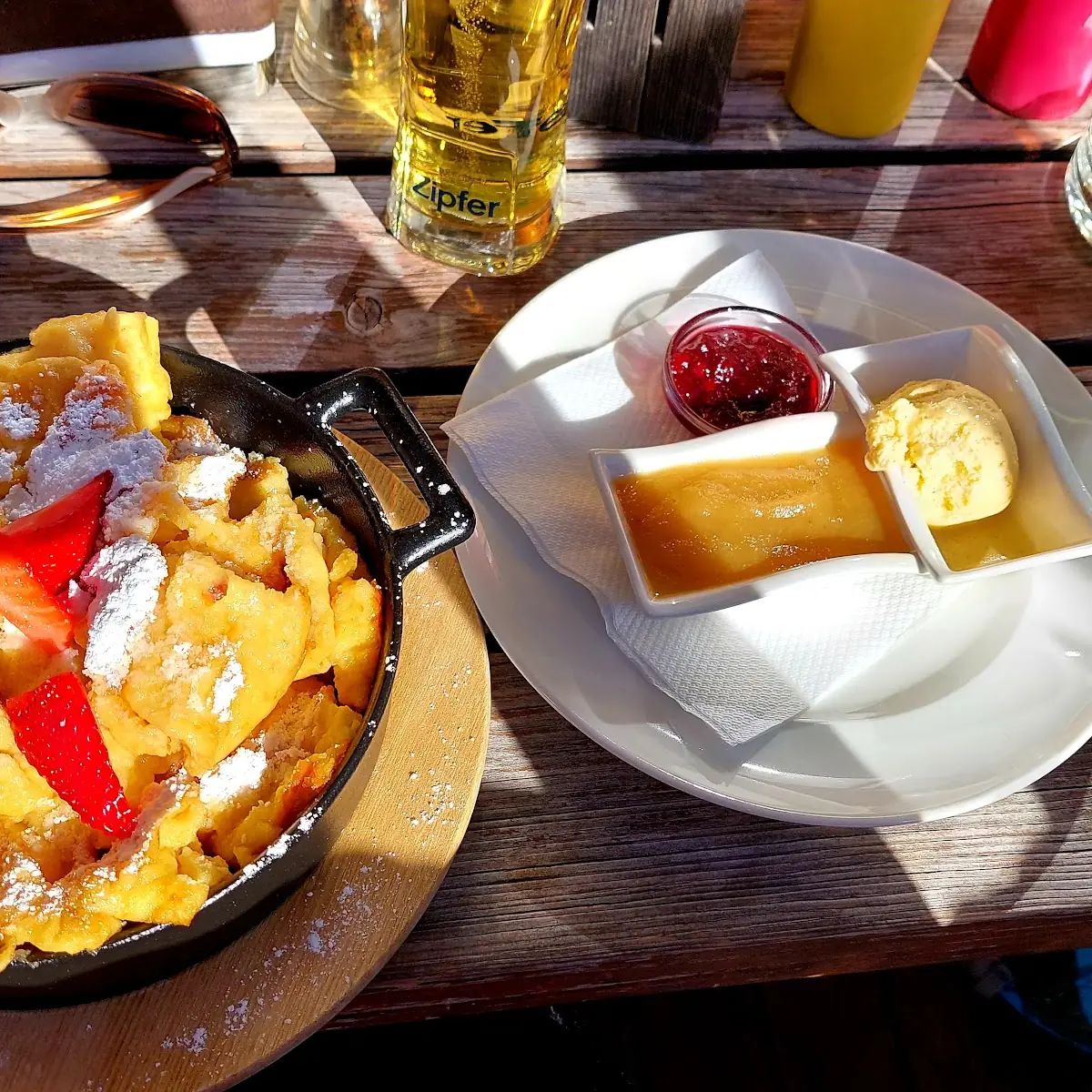 Kaiserschmarrn Mit Apfelmus Vanilleeis Und Ribiselmarmelade