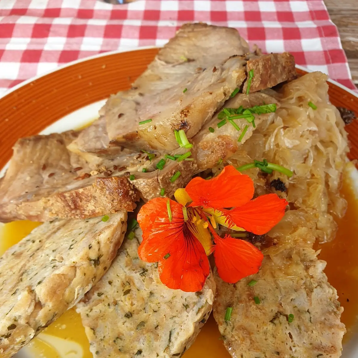 Schweinsbraten Mit Serviettenknödel