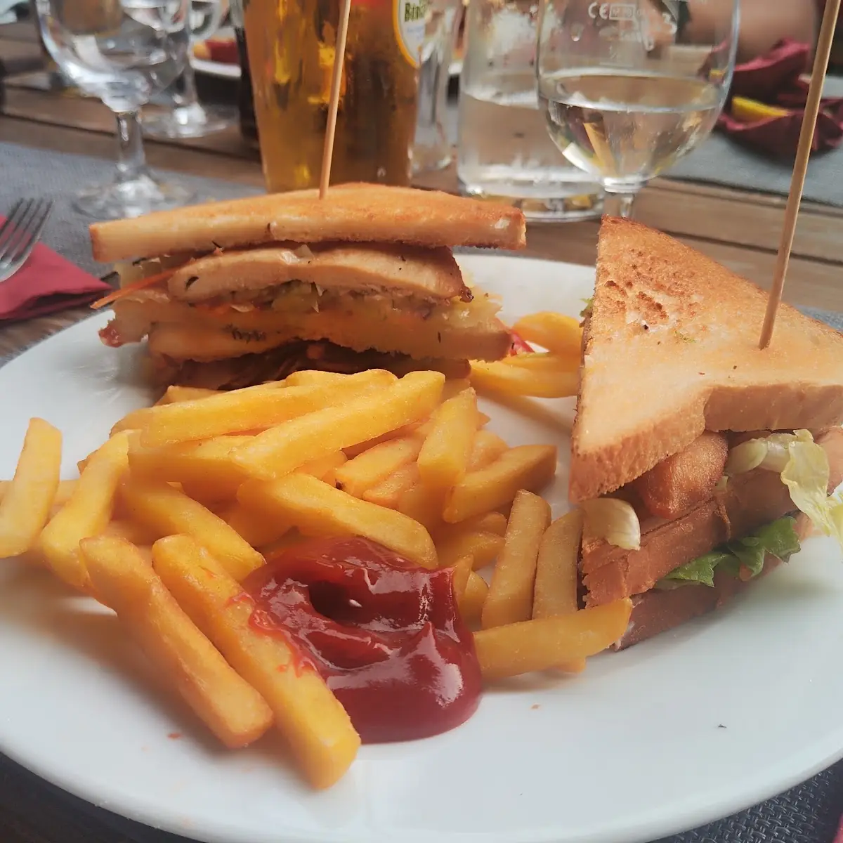Club Sandwich Filetto Di Pollo E Bacon Grigliati Con Patatine Fritte