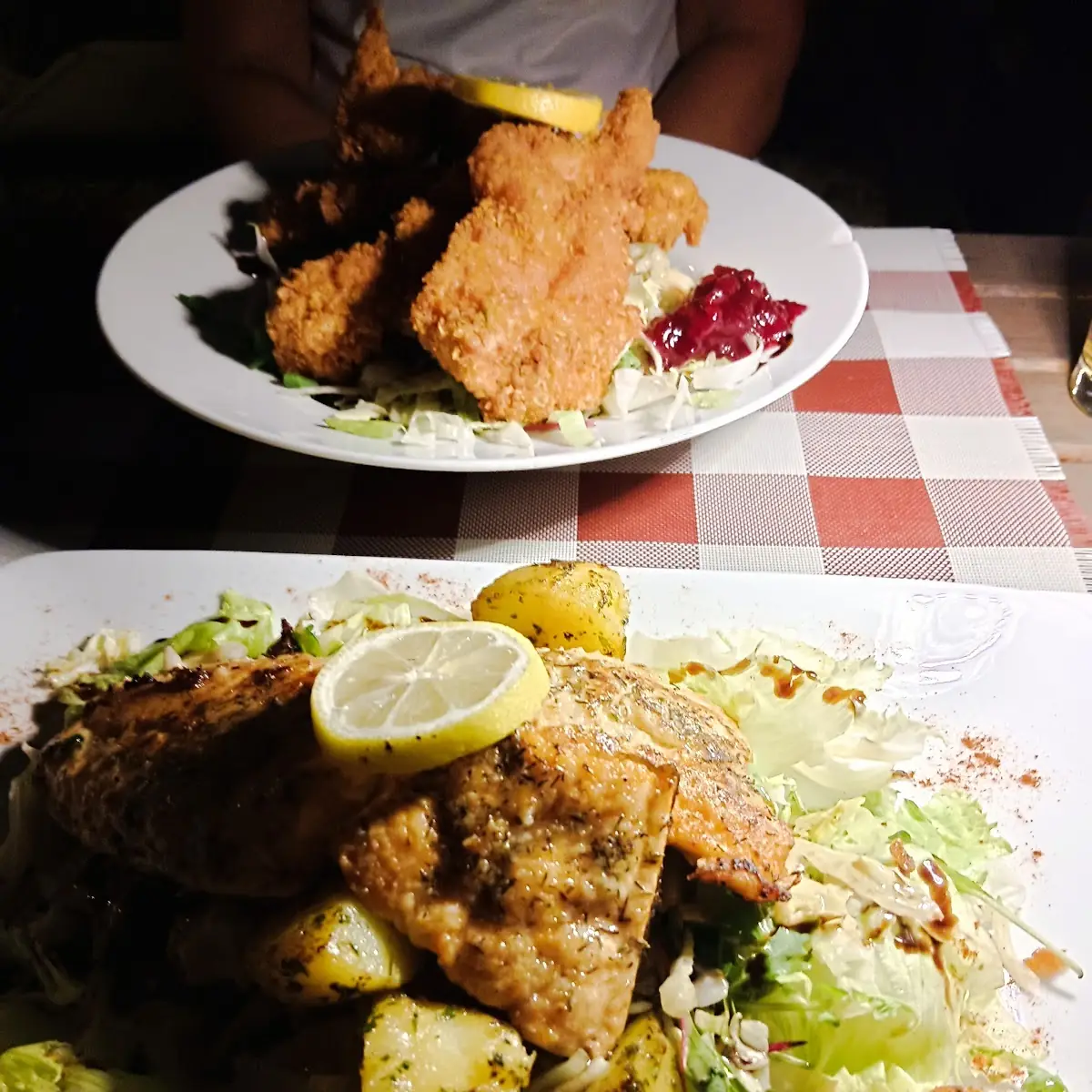 Gebratenes Saiblingfilet Mit Erdäpfel Und Salat