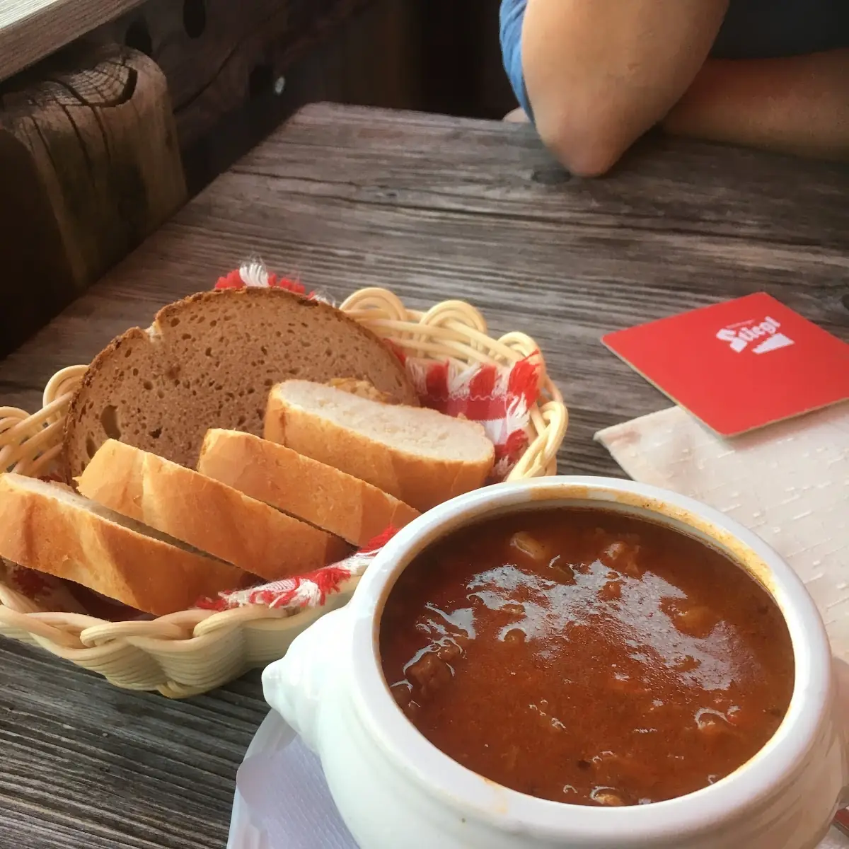 Hausgemachte Gulaschsuppe