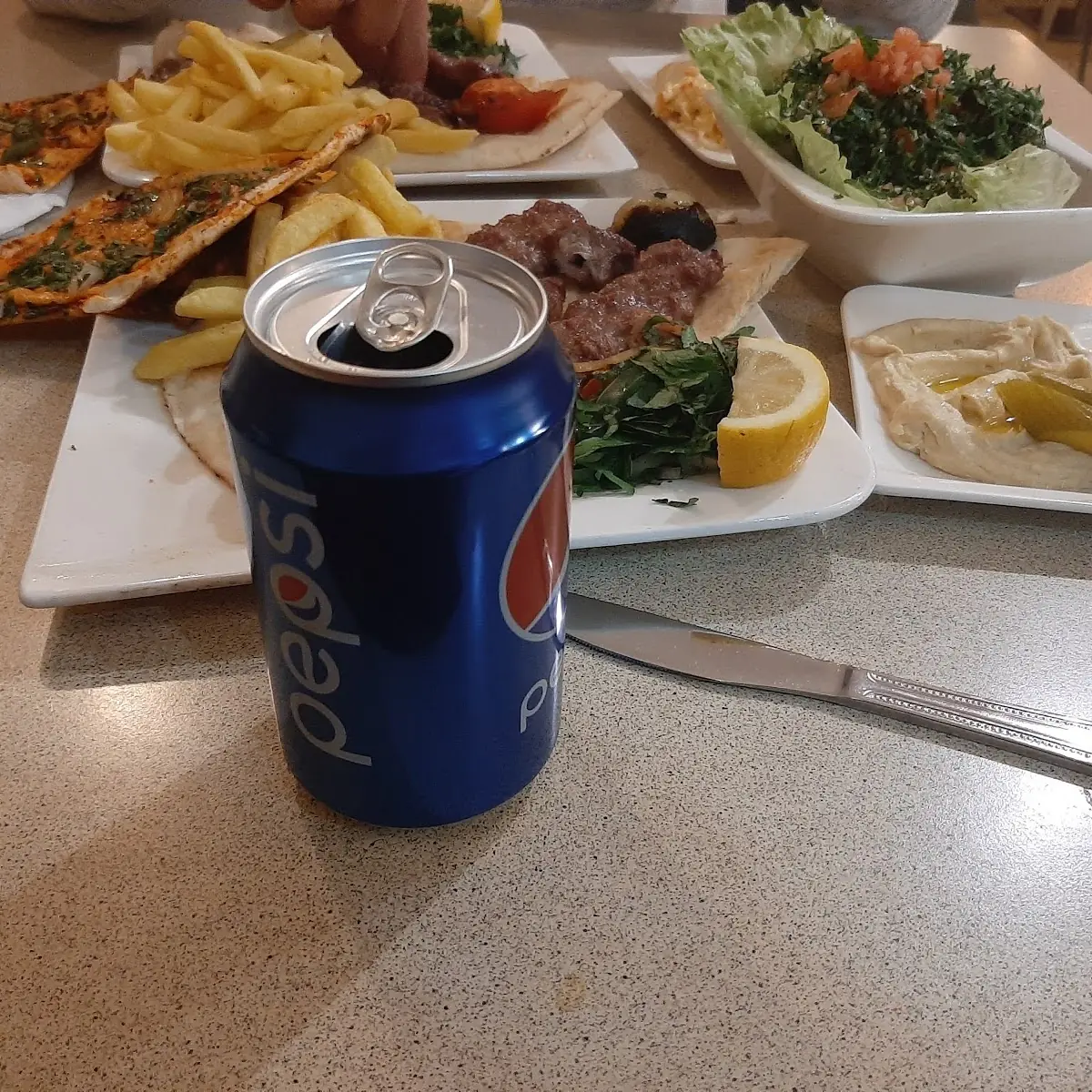 لحمة مشوية وتبولة وبطاطا وكولا