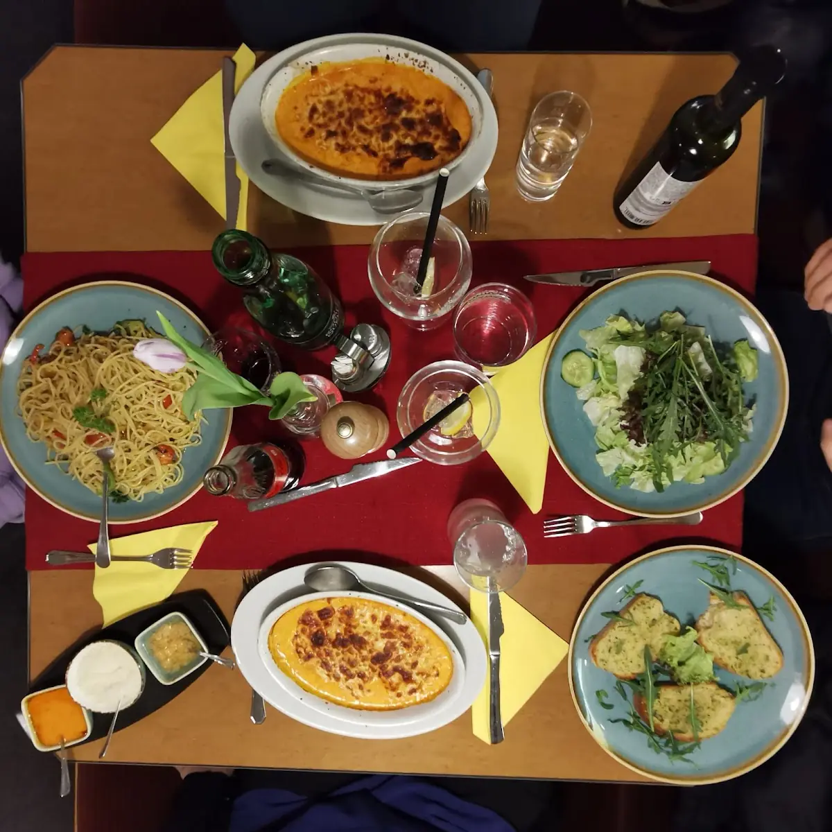 Spagetti Al Olio Cannelloni Al Forno Salat