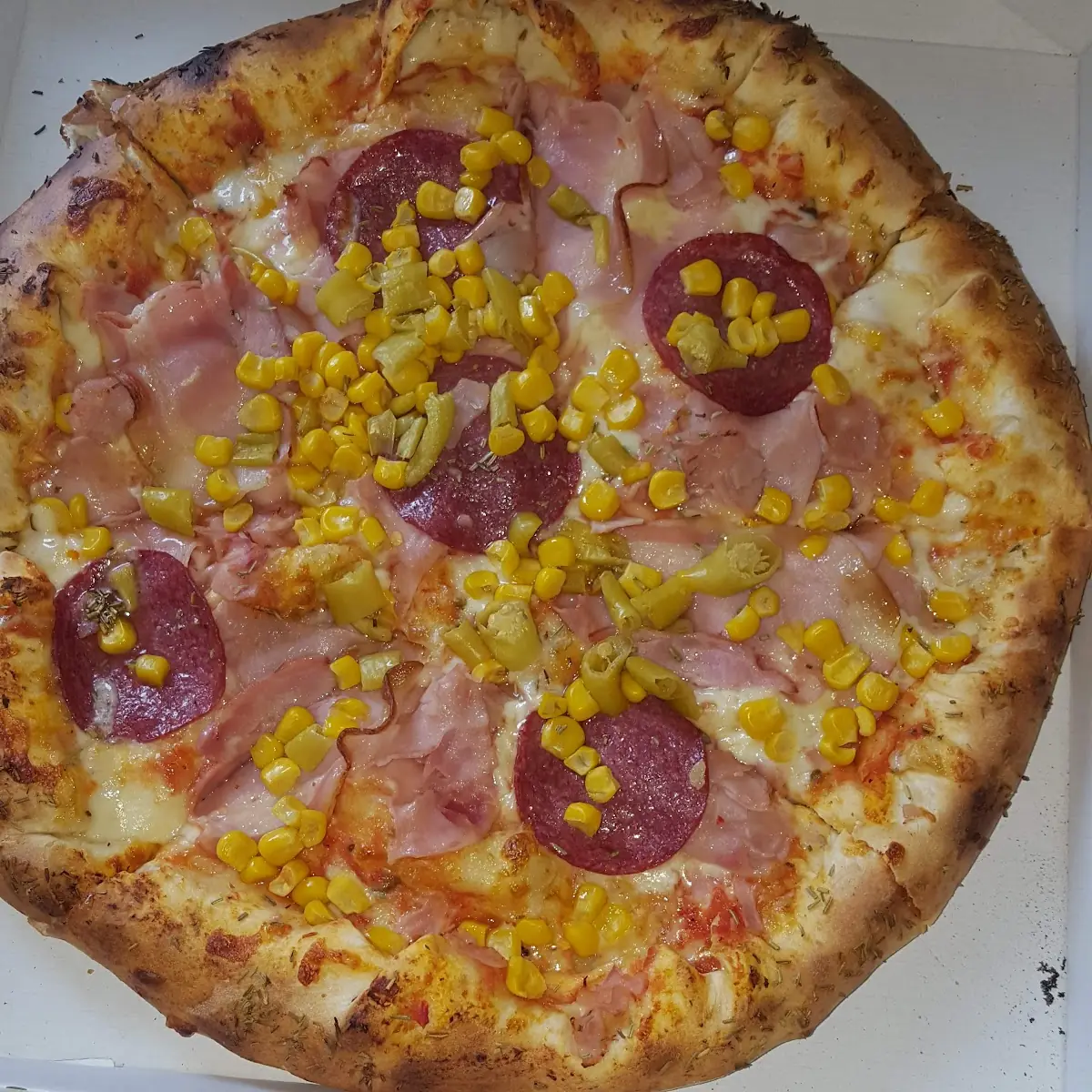 Pizza Provinziale Mit Schafkäse Und Zwei Spiegel Eier