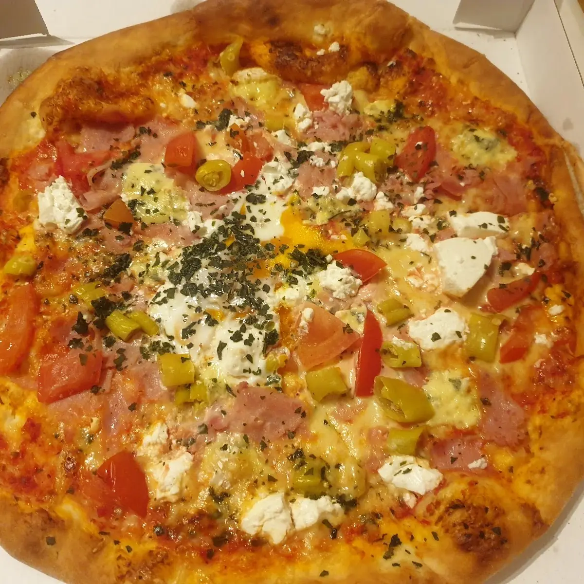 Quattro Formaggi Extra Schinken Ei Tomaten Pfefferoni Basilikum