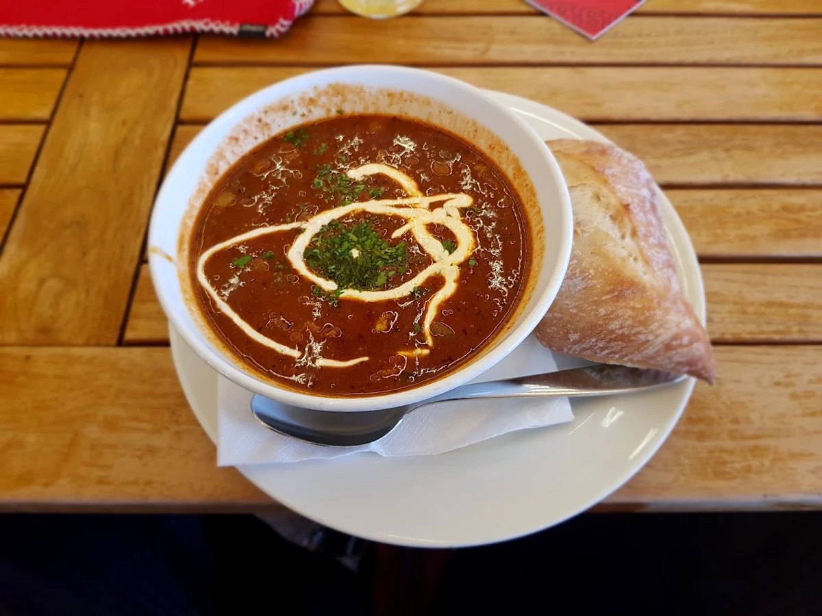 Gulaschsuppe Mit Gebäck