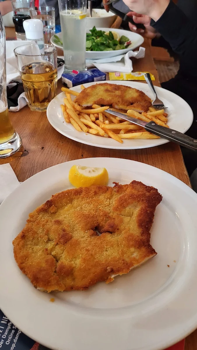 Wiener Schnitzel Vom Schwein Aufgeteilt Auf 2 Teller