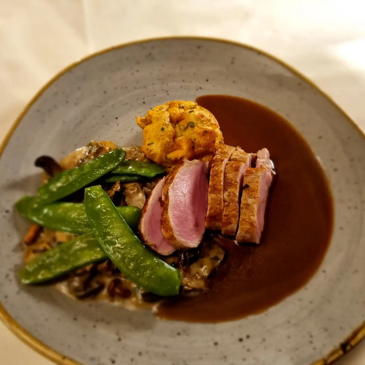 Lungenbraten Vom Ötscherblick-schwein Mit Waldpilzsauce Semmelauflauf Und Broccoli