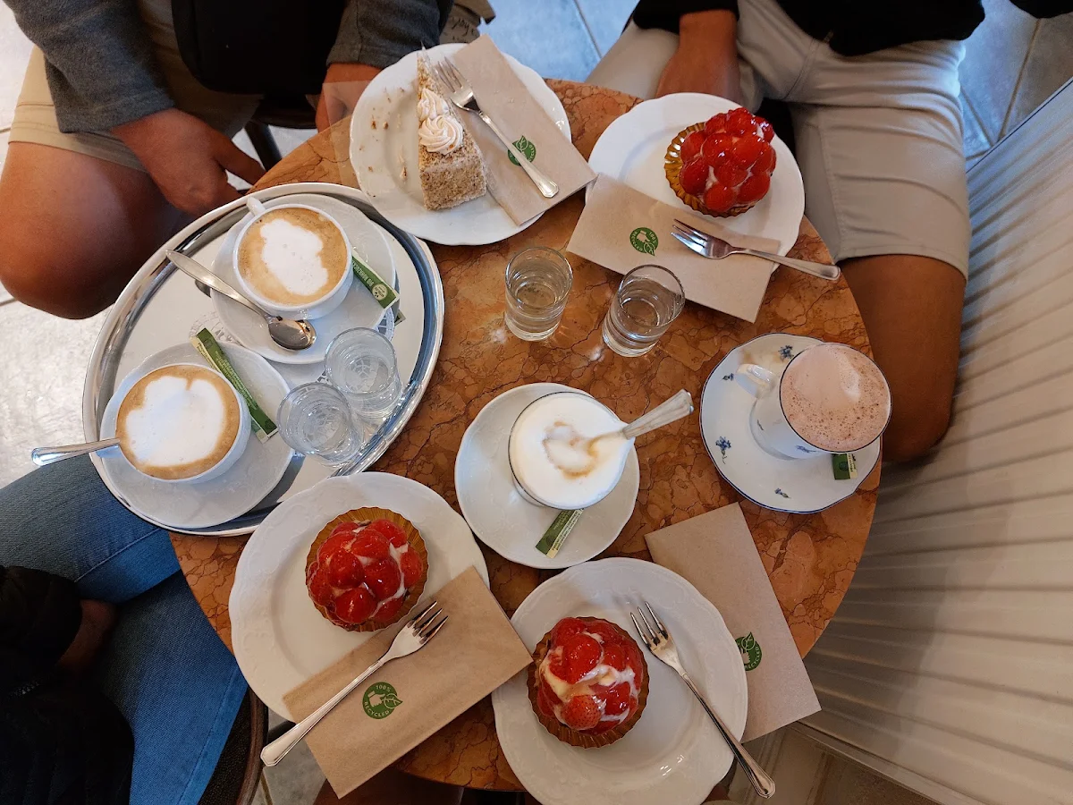 Verlaengerter Coffee with Pastry on the Side