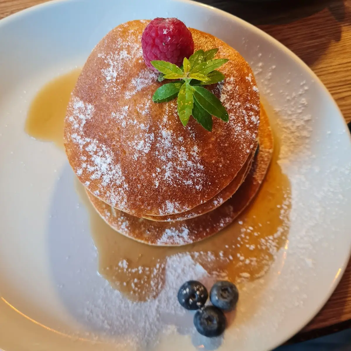 Pancackes Mit Beeren Und Ahornsirup