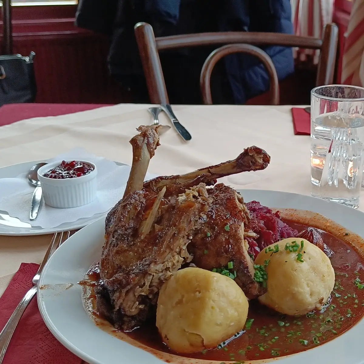 Gans Mit Rotkraut Und Erdäpfelknödel