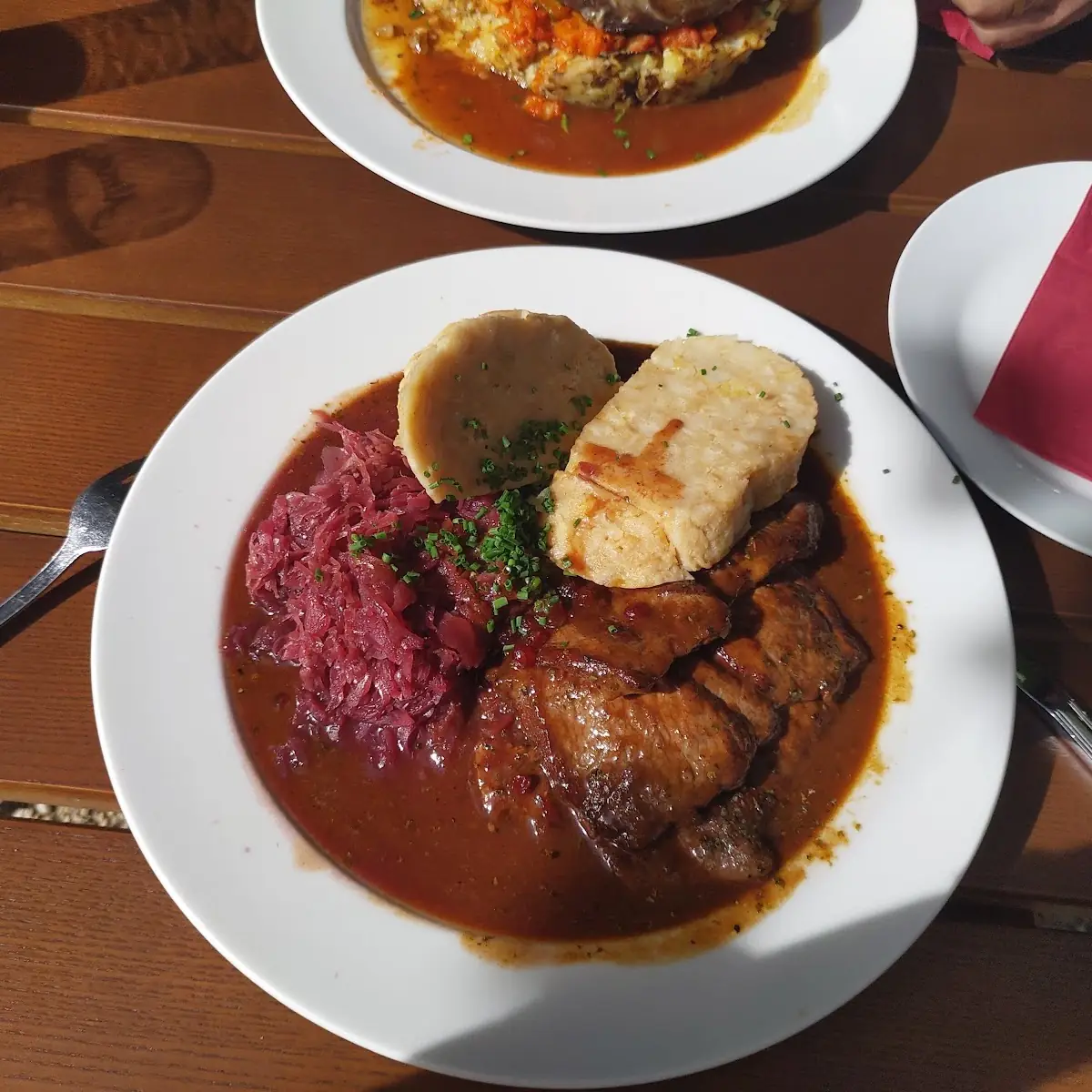 Rindsbraten Mit Rotkraut Und Serviettenknödel