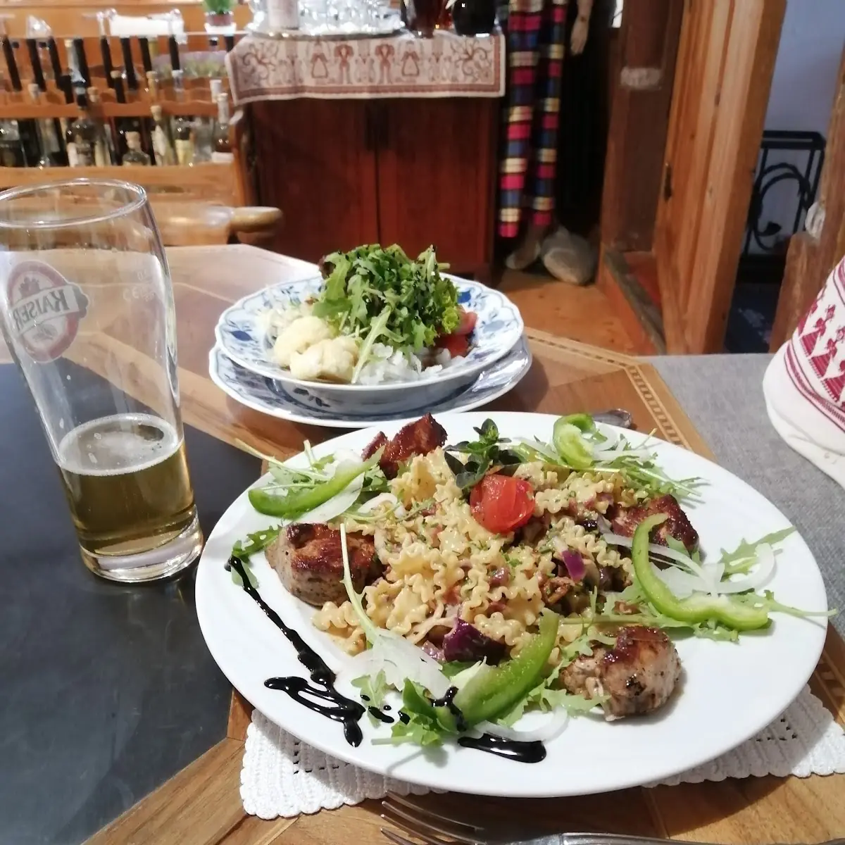 Schweine Fillet Mit Specknudeln Und Salat