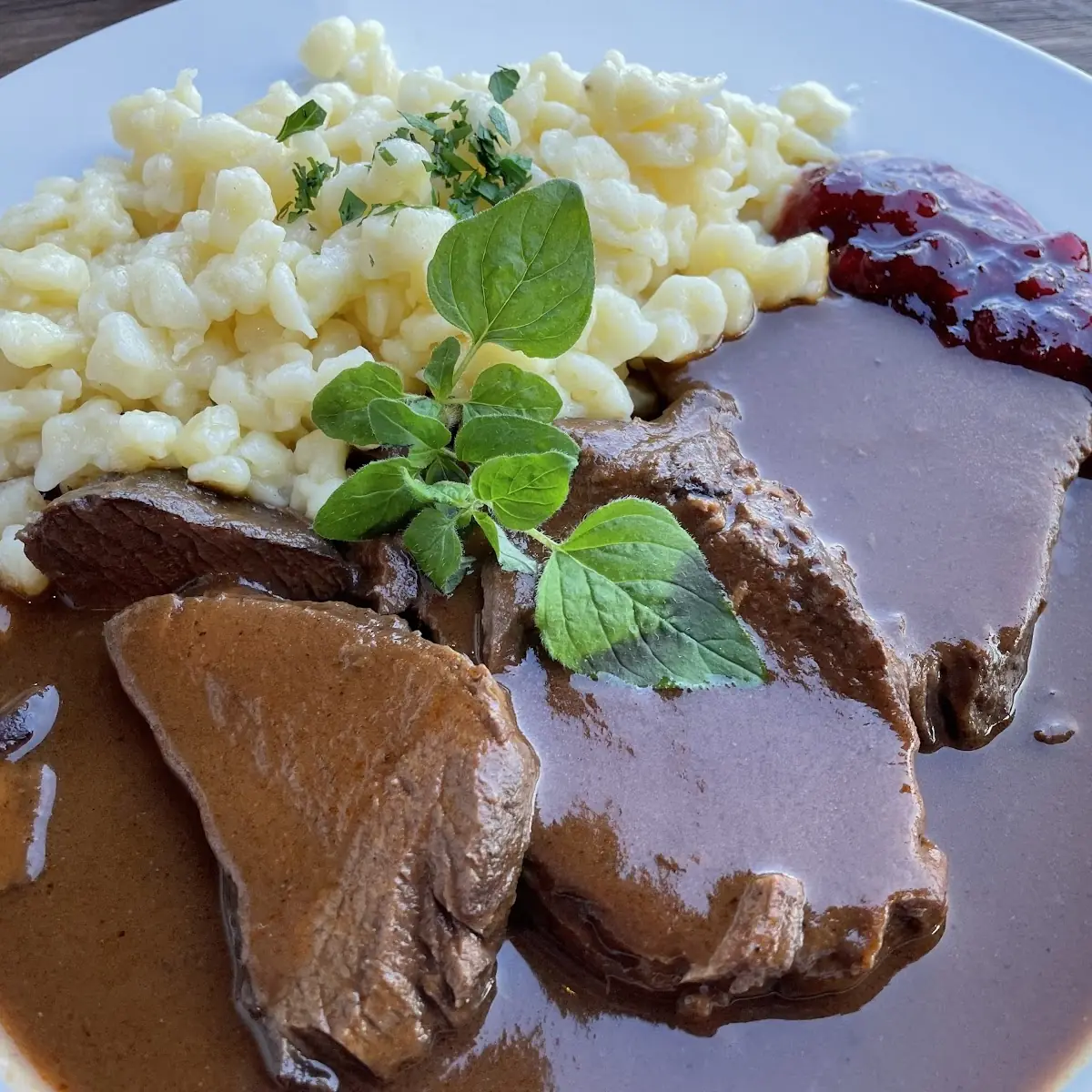 Hirschbraten Mit Spätzle Und Preiselbeeren