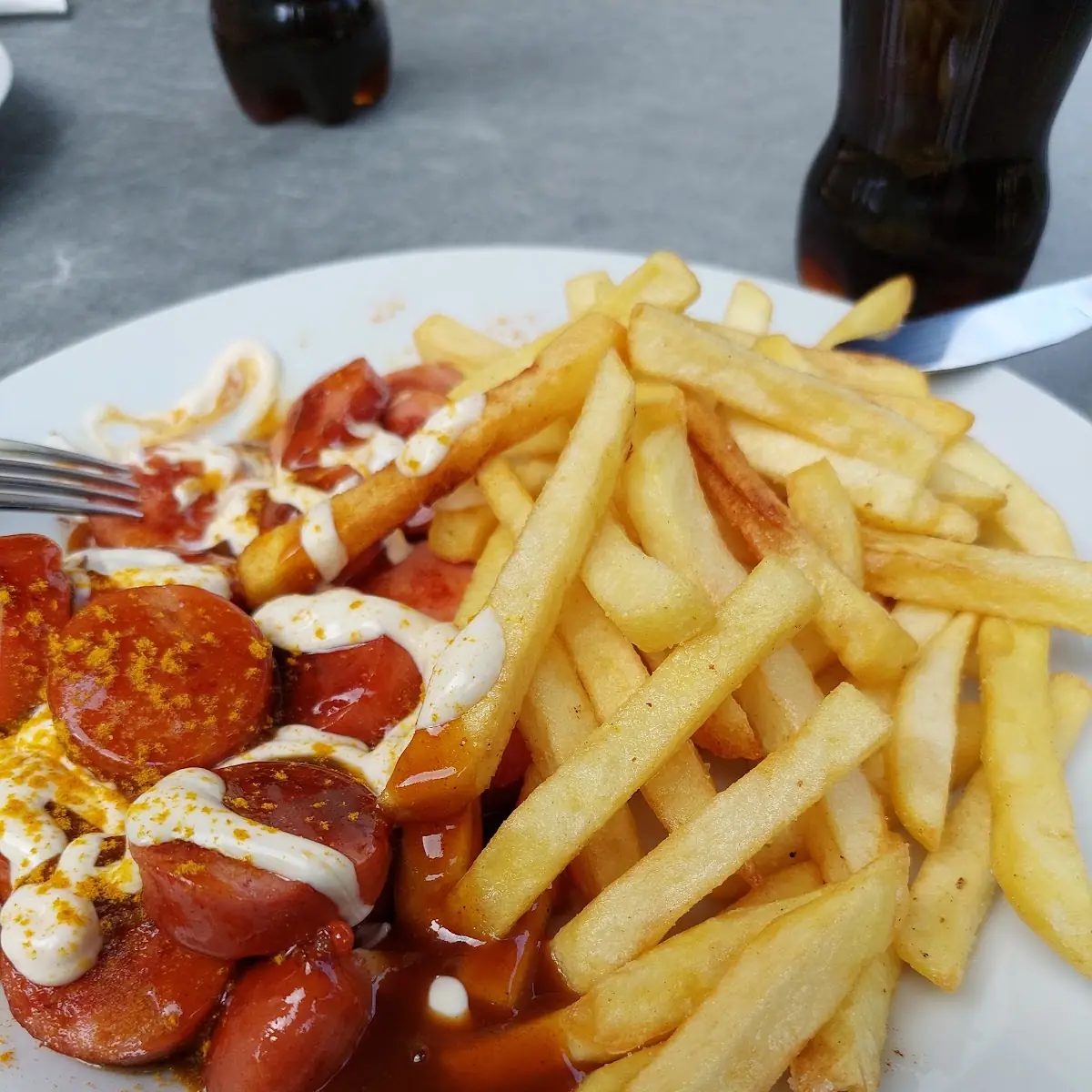 Currywurst Mit Pommes Und Mayo