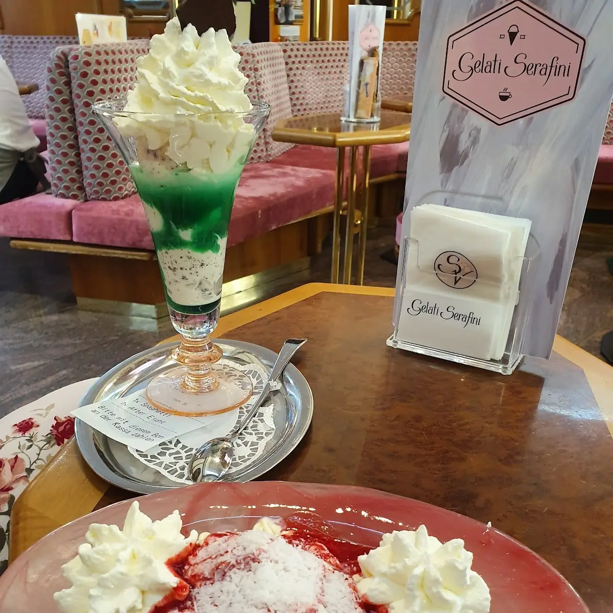 Eis Spaghetti & After Eight Becher