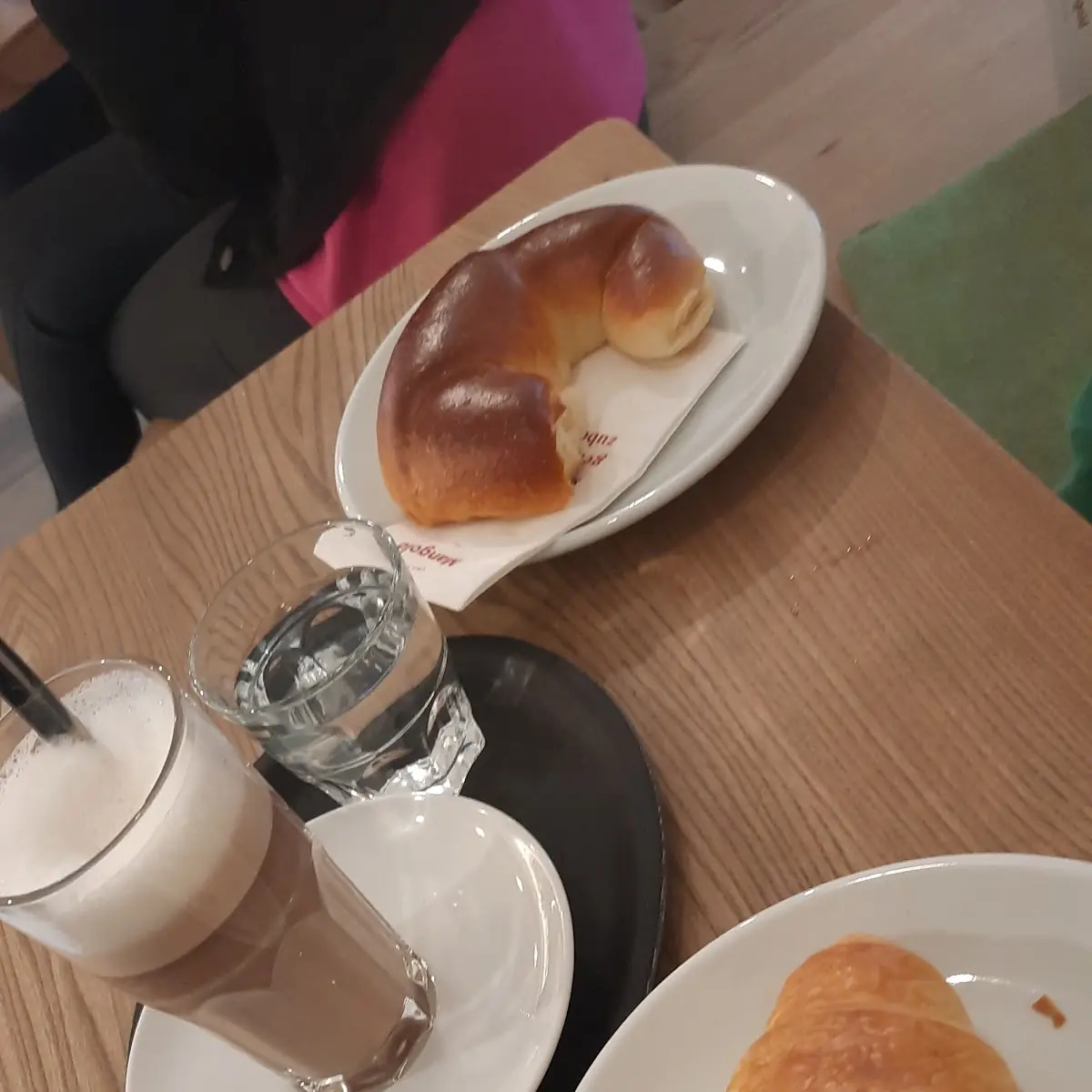 Heiße Schokolade Buttercroissant