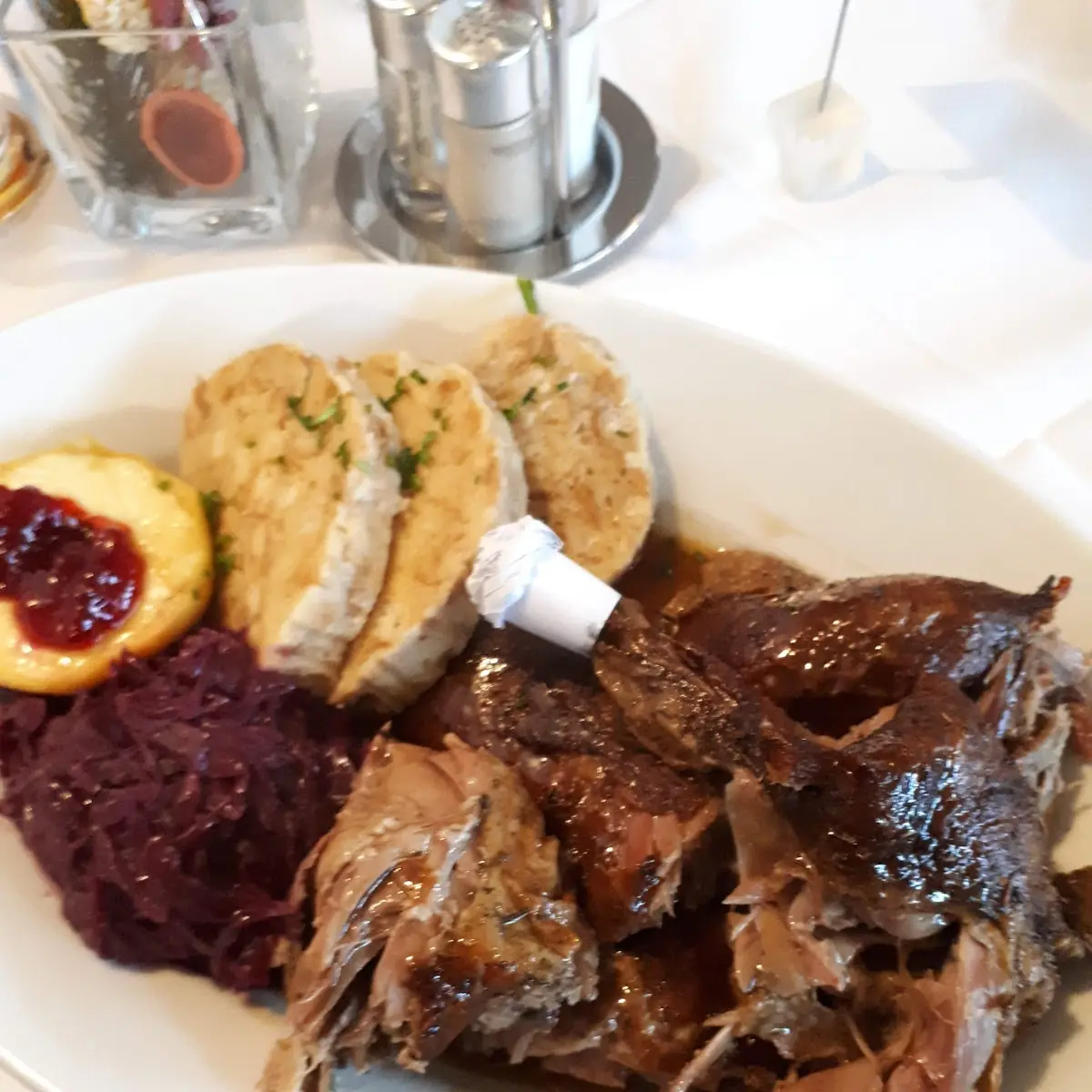 Junggansl Mit Rotkraut Und Serviettenknödel