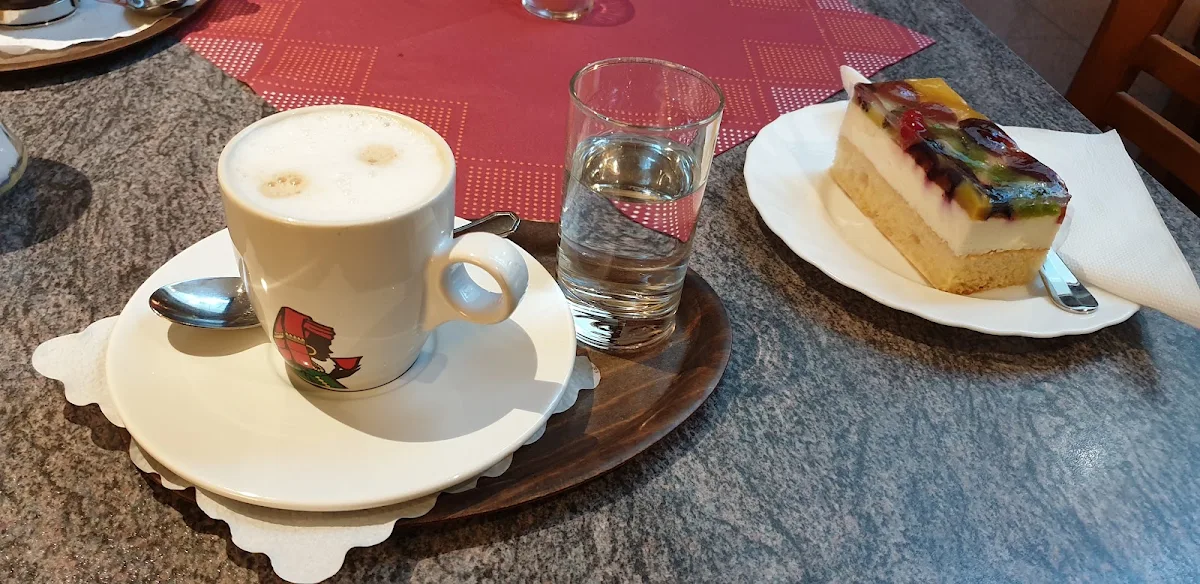 Topfenobstschnitte Mit Melange