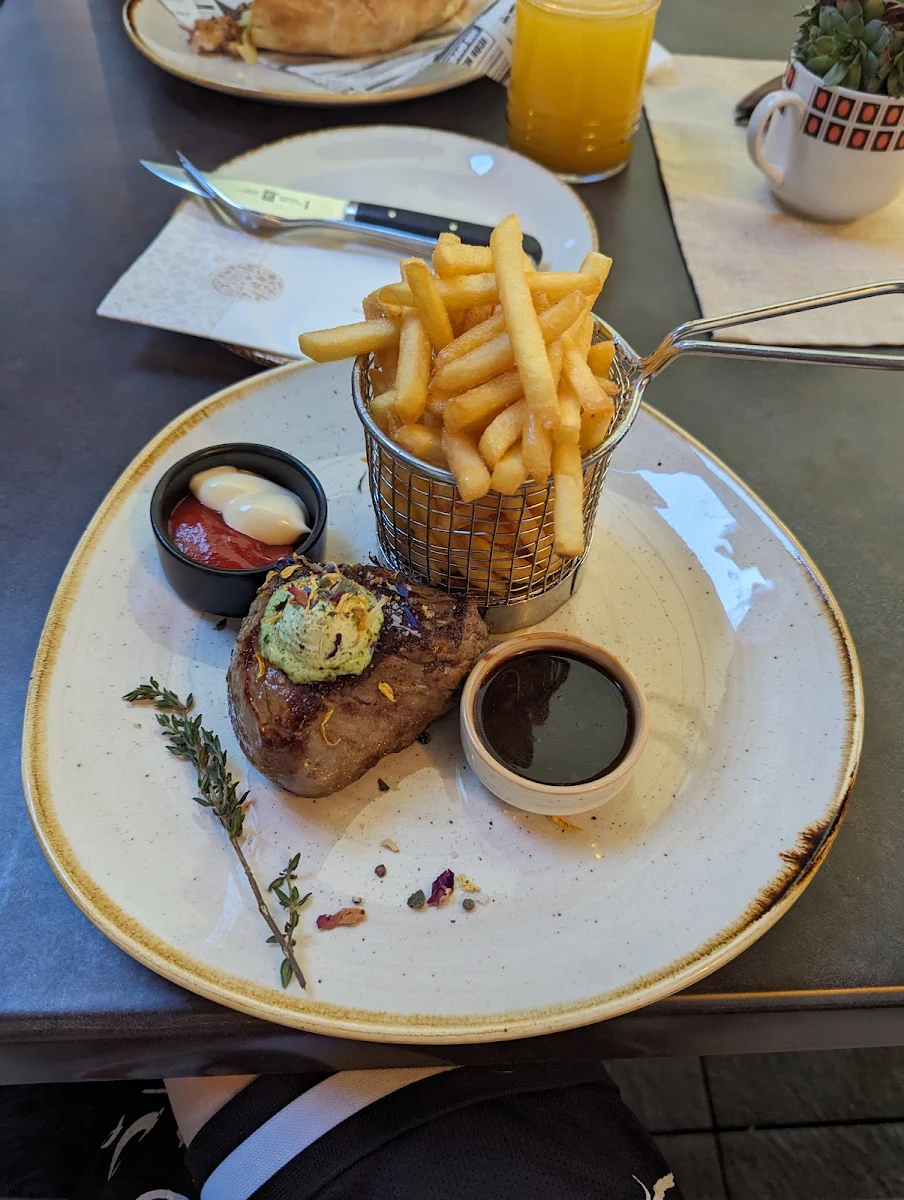Filetsteak Mit Pommes