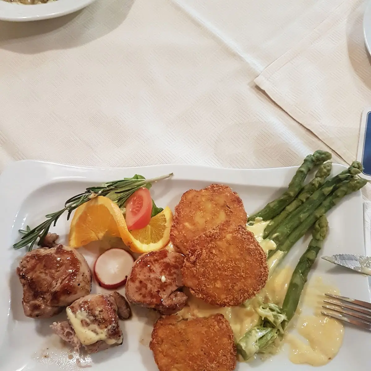 Medaillons Mit Rösti Und Grünen Spargel