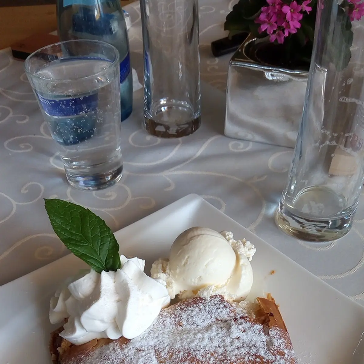 Apfelstrudel Mit Vanilleeis Und Schlagobers