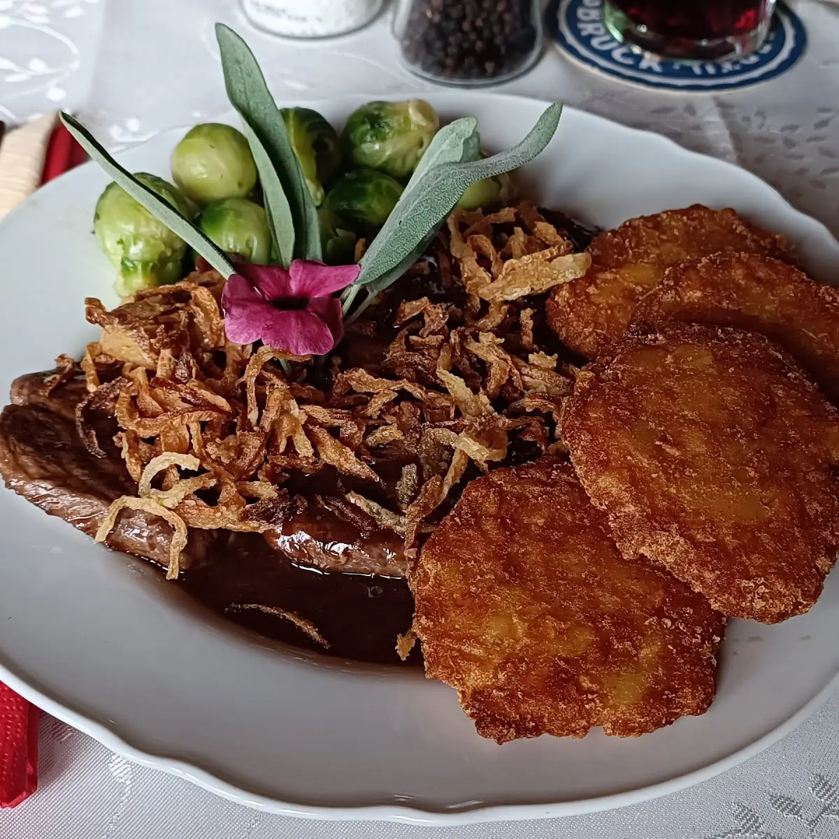 Schnitzel Mit Kartoffelsalat Und Preiselbeeren